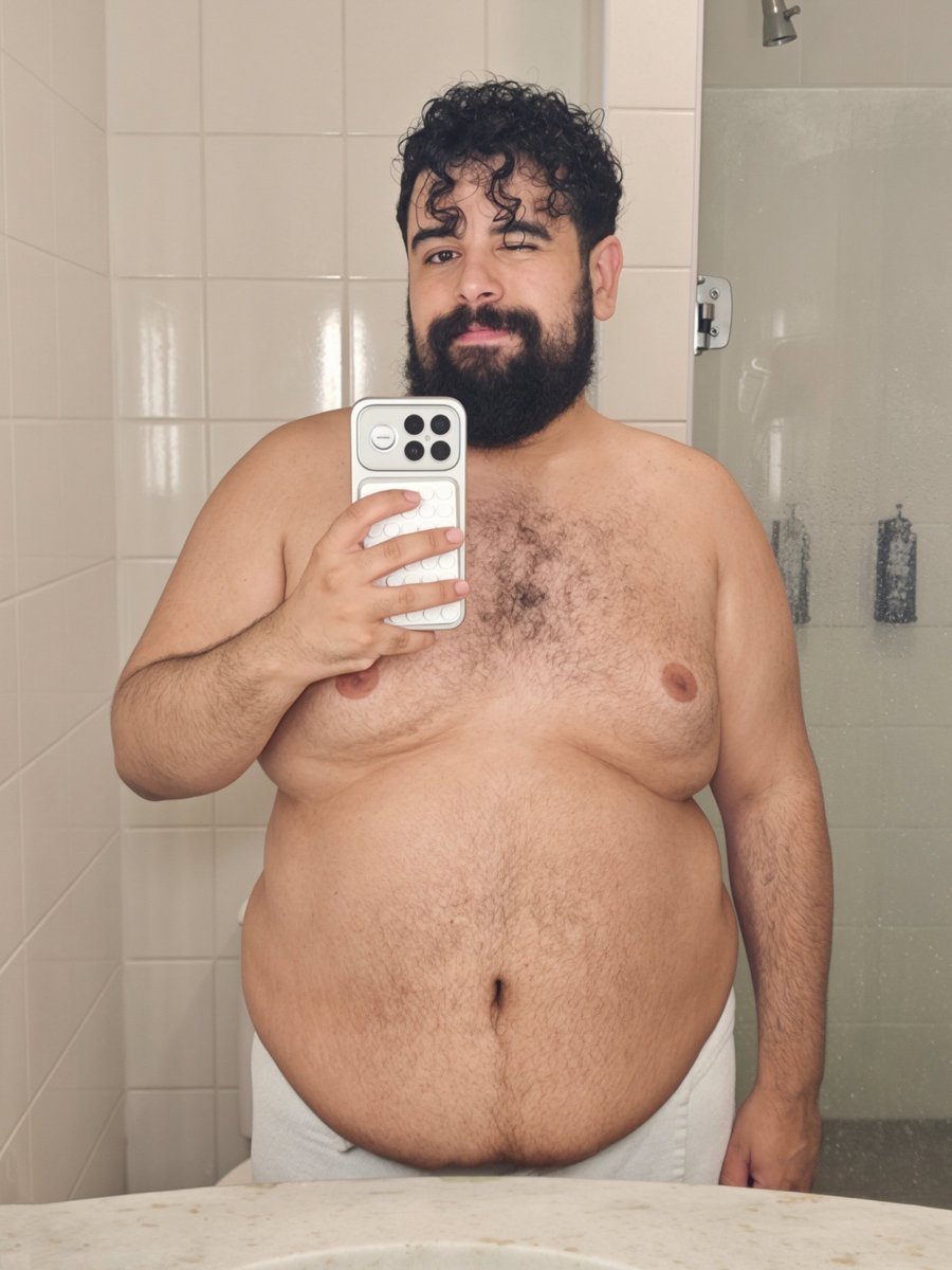 Vinigalves's tweet photo. Ego Check: Num espaço como a Teddy, onde a meu ver, corpos gordos são mais valorizados, me sinto um 7/10🔥🐻 Mas me coloca na Ursound que tem mais gente "padrão" e rapidinho eu me sinto um 3/10 (num dia bom! 🤣) Mas é bom pra ter pé no chão quando não quiserem ficar comigo 😅 https://t.co/EgmCnDpU9m