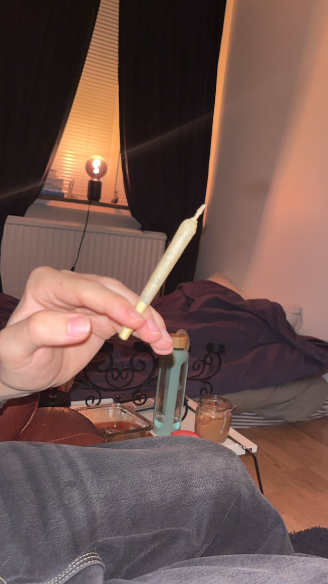 zuttgubben's tweet photo. Shared a godnattish before läggdags #drugstwt #weed #sliskdogg🐲🍫💨 https://t.co/ZGIWR7F7jV
