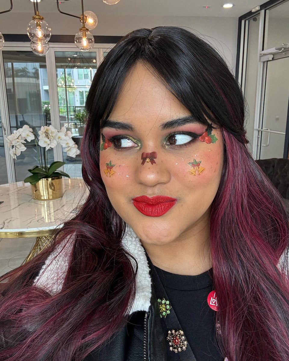 rafa_mateus's tweet photo. Dando la bienvenida a la Navidad con un look lleno de brillo, color y creatividad. La mejor forma de celebrar es con maquillaje atrevido y buenas vibraciones. ¿Qué te inspira este look? https://t.co/8D520gnKYx