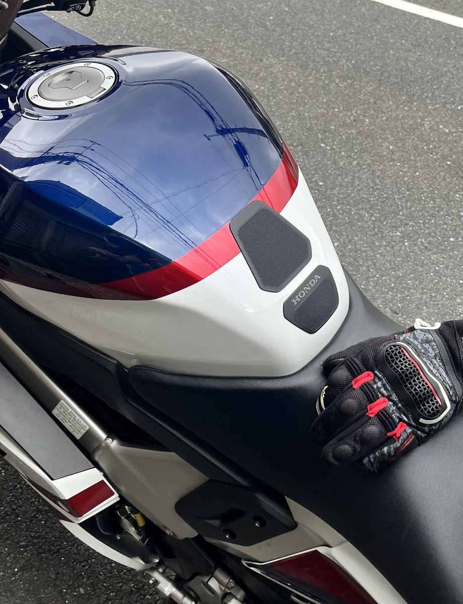 yamaoVFR800F's tweet photo. 今週も乗れないので、そこそこ走ったエンジンオイル交換、前回の時デイトナの磁石付ドレンボルトに交換。薄っすら鉄粉が付いてました。ウエスの黒い所が拭き取った鉄粉。タンクパッドもホンダ純正部品に貼り替えCB用だったかな?
#vfr https://t.co/LGpj4pK59l