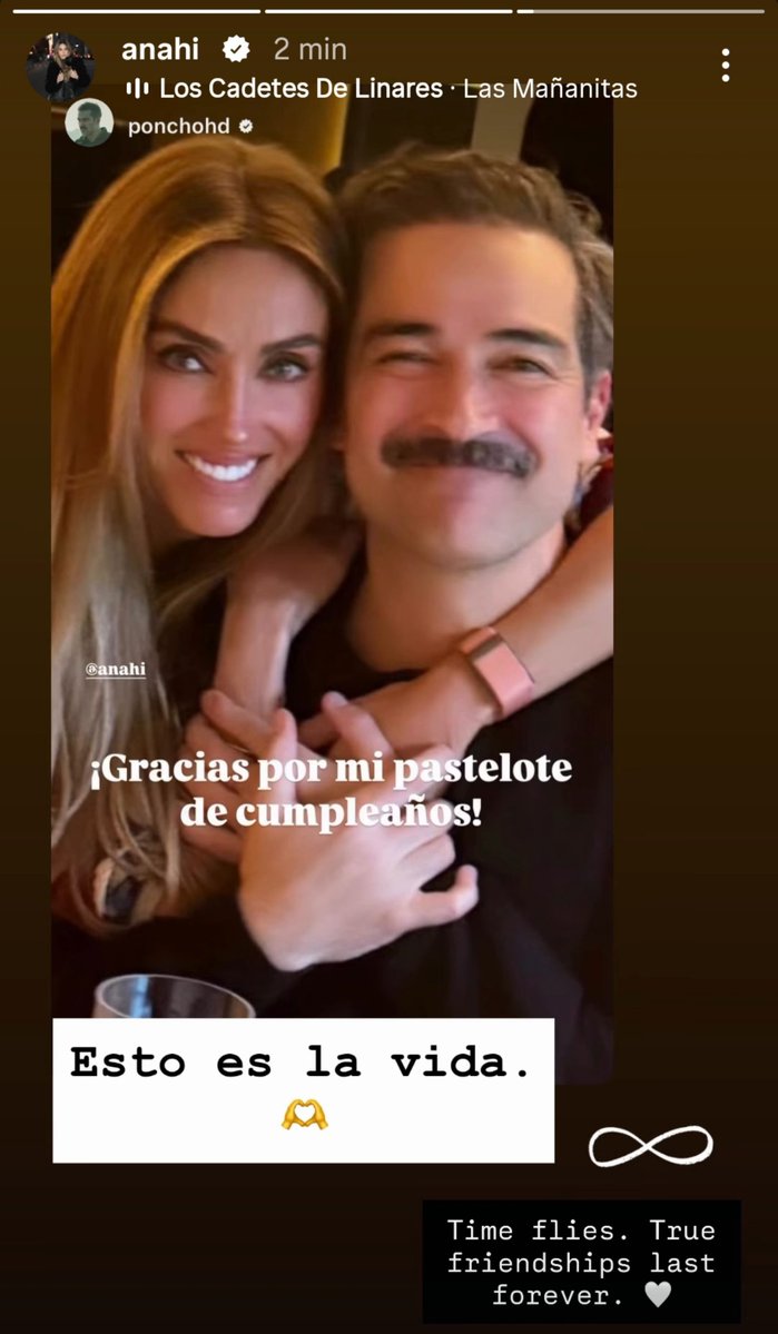 tdrbdmaniaco's tweet photo. MIMOS PONNY! Poncho Herrera compartilha uma nova foto ao lado de Anahí e fez questão de agradecer pelo bolo de aniversário que recebeu dela 🥹

“Obrigado pelo meu bolão de aniversário”, escreveu Poncho.

Anahí repostou e deixou uma mensagem ainda mais especial: “É disso que a vida é feita. O tempo voa, mas amizades verdadeiras duram para sempre.🤍"

Eu amo eles, sabe 🥲