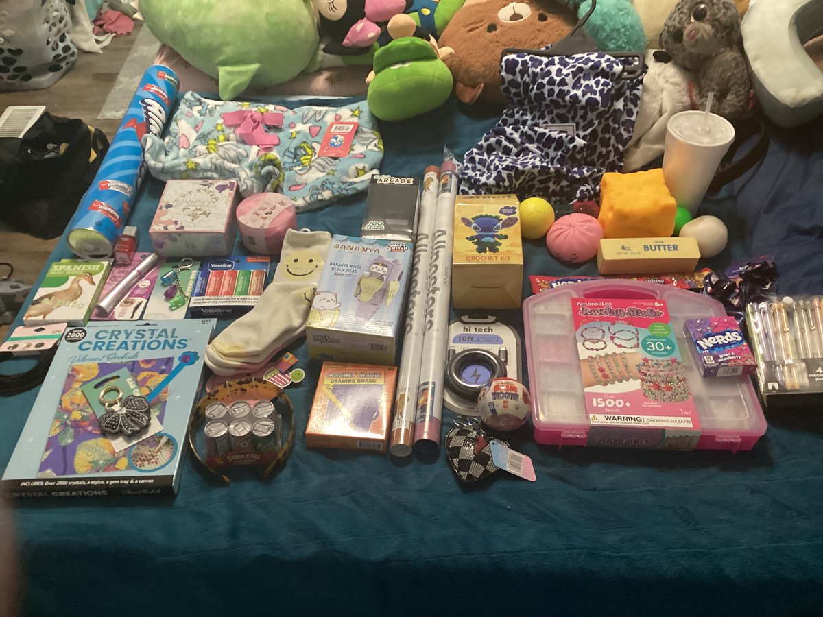Agentxsketcher's tweet photo. We went to 5 below,here’s everything I got there,the squishies aren’t from there,my grandpa got them to me and @Darlaireayno123  when we went to pick him up,after we went to 5 below,we got pizzaking after shopping then we dropped our grandpa off and went home,our mom came with us https://t.co/SuaGRXfBRr