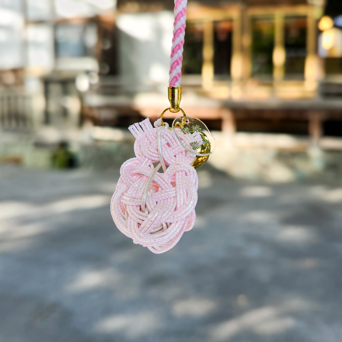 SeiryuuOfficial's tweet photo. "二枚貝"を模した御守【しあわせ💕貝御守】は、キラキラ✨と輝く"水引"で編み込まれ、真珠を模した"珠"で作られております。
"二枚貝"は古くより、その殻が同じ貝同士でしかぴったりと合わないことから、"良縁祈願・縁結び"や"夫婦円満"の象徴とされてきました。(1/2) https://t.co/Z8HYM6XlOB