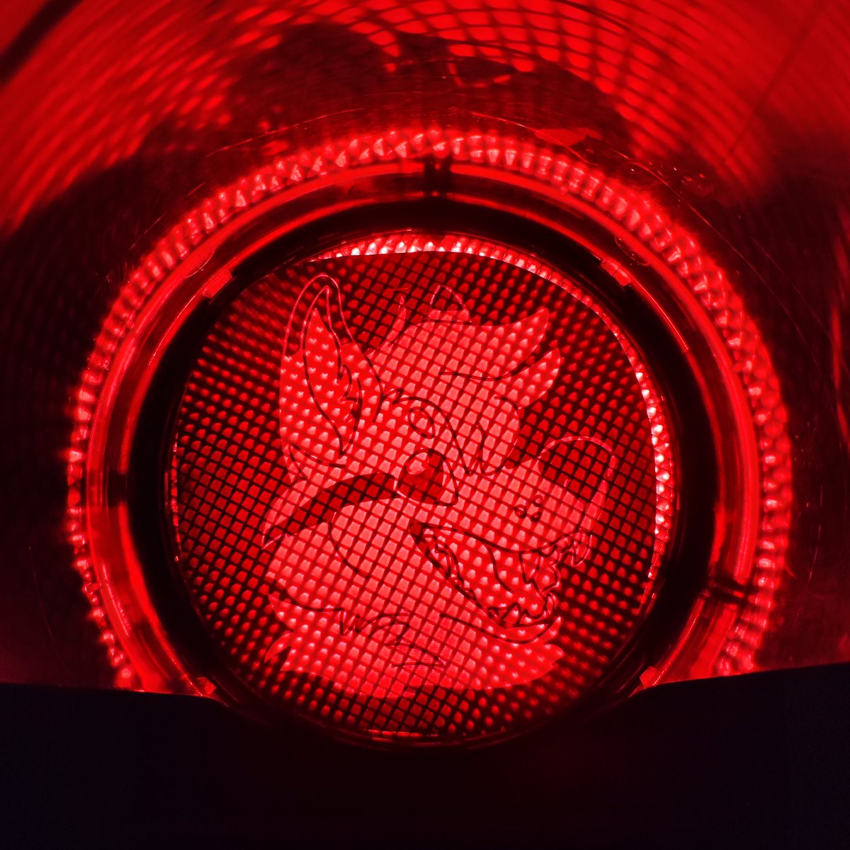 ZarielsArts's tweet photo. Found a spot in our living room for the not so vandalized traffic light that we won at the art show auction of #EF30.

So the amazing @symrea_art helped us vandalize it in our own way! Thanks fable for designing those amazing lenses! 🔥❤️ https://t.co/pLMBW8Nxnr