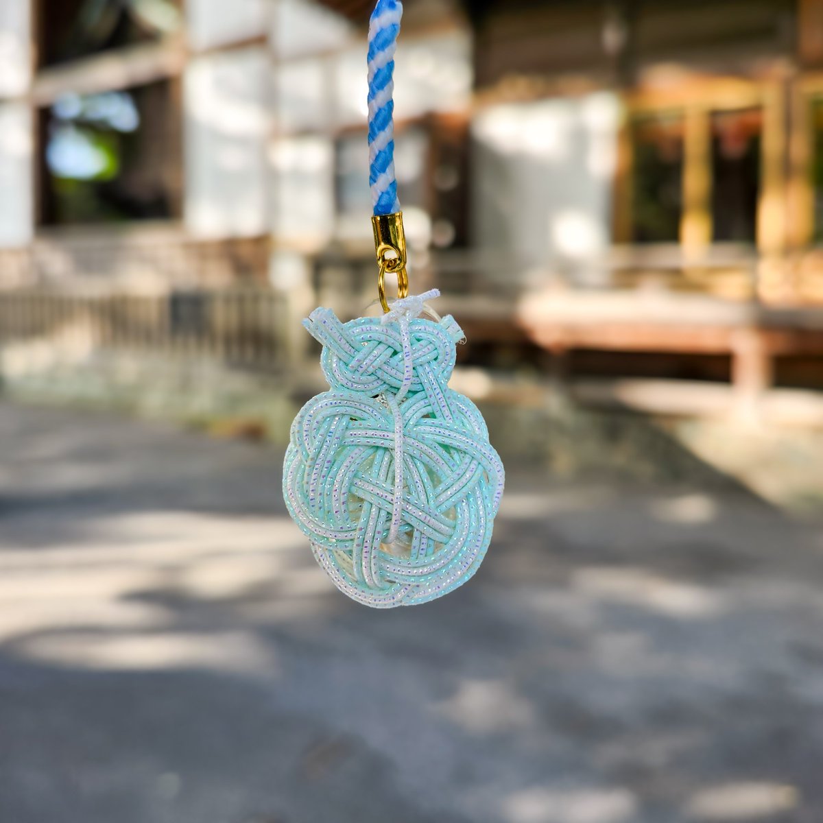 SeiryuuOfficial's tweet photo. "二枚貝"を模した御守【しあわせ💕貝御守】は、キラキラ✨と輝く"水引"で編み込まれ、真珠を模した"珠"で作られております。
"二枚貝"は古くより、その殻が同じ貝同士でしかぴったりと合わないことから、"良縁祈願・縁結び"や"夫婦円満"の象徴とされてきました。(1/2) https://t.co/Z8HYM6XlOB