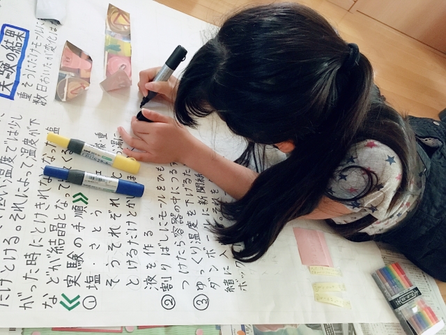 himikoqueeen's tweet photo. 「B紙（びーし）」はさ、夏休みの自由研究とかの発表に使われる大きい白い紙のこと😆
東三河で模造紙は通用しんと思うわｗ
多分ｗｗｗ
あ、画像はフリー素材ね👍
#ひみこのミュージック定食 https://t.co/SDCYWQ12uk