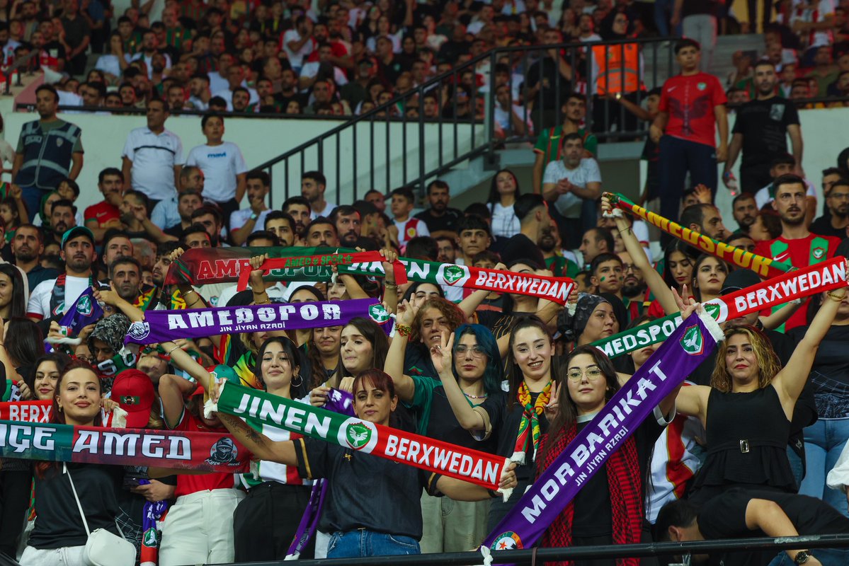 amedskofficial's tweet photo. SPAS MALBATA MEZIN YA AMEDSPORÊ!

Ji hemû alîgirên me yên ku 90 deqîqeyan li cem tîma xwe sekinin; yên ku dilê wan hem li stadyûmê hem jî li ber ekranan ji bo Amedsporê lê dayî, em ji dil û can spasiya wan dikin. 

Bila ev serkeftin ji bo zarok û jinên me yên ku reng, coş û hêviyê didin tribûnên me diyarî be. 

Hêza Amedsporê bi hezkirin û piştgiriya we roj bi roj mezintir dibe!
💚❤️
TEŞEKKÜRLER BÜYÜK AMEDSPOR AİLESİ!

90 dakika boyunca takımının yanında olan; tribünde ve ekran başında yüreği Amedspor için atan tüm taraftarlarımıza teşekkür ederiz.

Bu galibiyet; tribünlerimize renk, coşku ve umut katan çocuklarımıza ve kadınlara armağan olsun.

Amedspor’un gücü, sizlerin sevgisi ve desteğiyle büyüyor!