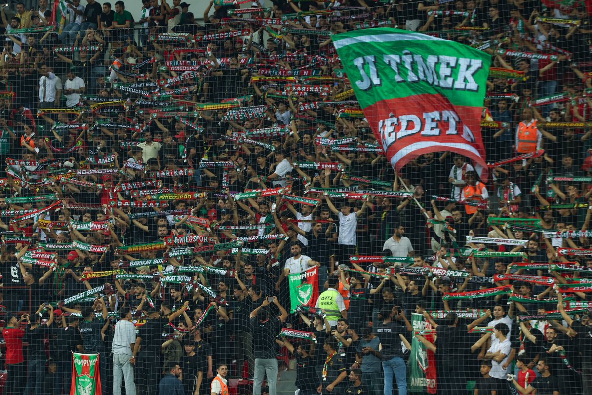 amedskofficial's tweet photo. SPAS MALBATA MEZIN YA AMEDSPORÊ!

Ji hemû alîgirên me yên ku 90 deqîqeyan li cem tîma xwe sekinin; yên ku dilê wan hem li stadyûmê hem jî li ber ekranan ji bo Amedsporê lê dayî, em ji dil û can spasiya wan dikin. 

Bila ev serkeftin ji bo zarok û jinên me yên ku reng, coş û hêviyê didin tribûnên me diyarî be. 

Hêza Amedsporê bi hezkirin û piştgiriya we roj bi roj mezintir dibe!
💚❤️
TEŞEKKÜRLER BÜYÜK AMEDSPOR AİLESİ!

90 dakika boyunca takımının yanında olan; tribünde ve ekran başında yüreği Amedspor için atan tüm taraftarlarımıza teşekkür ederiz.

Bu galibiyet; tribünlerimize renk, coşku ve umut katan çocuklarımıza ve kadınlara armağan olsun.

Amedspor’un gücü, sizlerin sevgisi ve desteğiyle büyüyor!