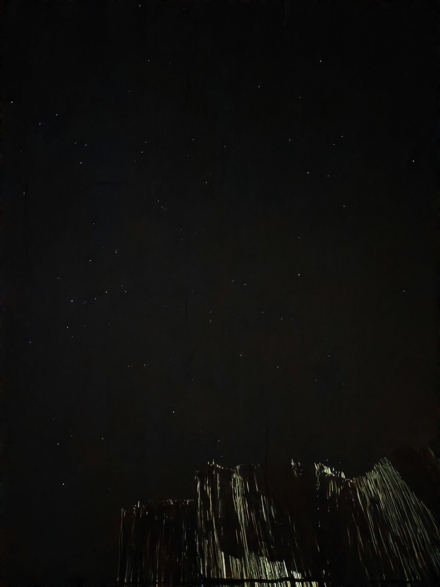 anta_kaoi's tweet photo. 今満天の星空の下にいるので独り占めすることにしました https://t.co/RcU618lf59