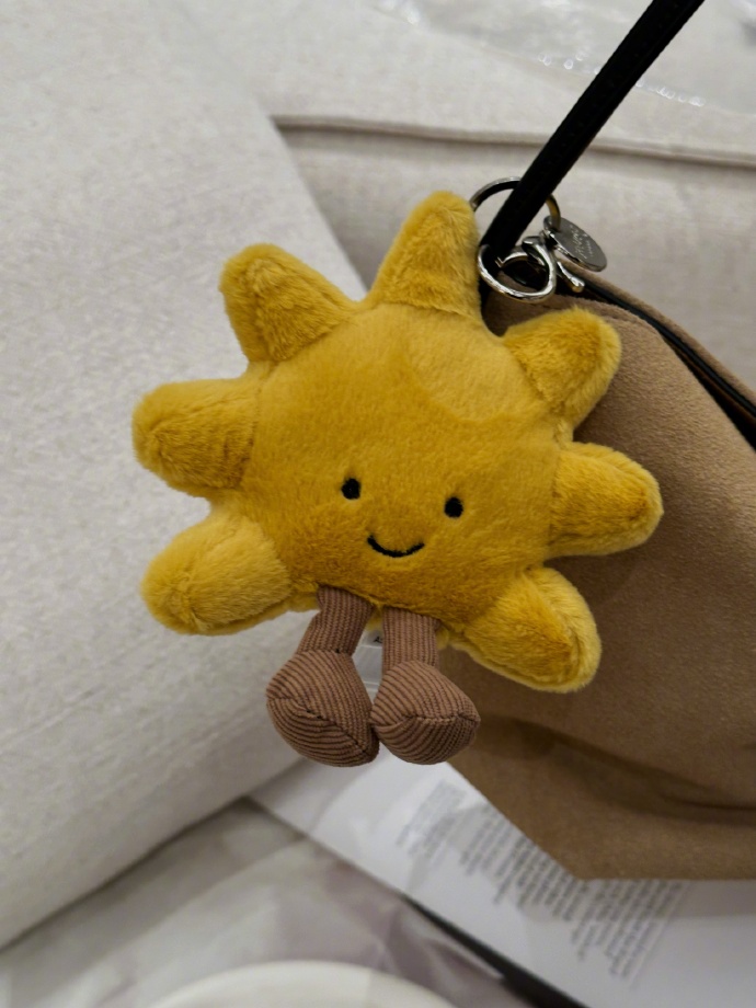 Lloydb65's tweet photo. Crafted this cute felt sun keychain over the weekend! Super cozy beginner-friendly DIY that brings small joy to my daily carry , https://t.co/fnwO1jZ8Nt