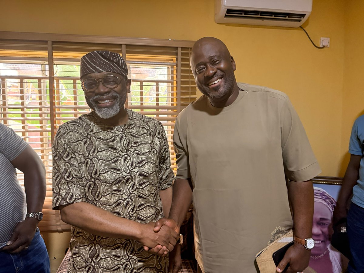 DeeOneAyekooto's tweet photo. DESMOND ELLIOT BEGS FEMI GBAJABIAMILA @femigbaja ON HIS KNEES IN REGRET OF HIS ACTIONS DURING THE LAST APC PRIMARY..... Pleads for reintegration into the APC Lagos family. 

He admitted his thoughts misled him in the last APC primaries and accepted the verdict of the people of Surulere, he then pledged to renew his loyalty to the GAC leadership in Lagos.

In his response,  CoS Femi Gbajabiamila, in a rare display of a large heart, granted Desmond Elliot an audience and warmly embraced him after all his misguided actions during the last APC primaries in Lagos