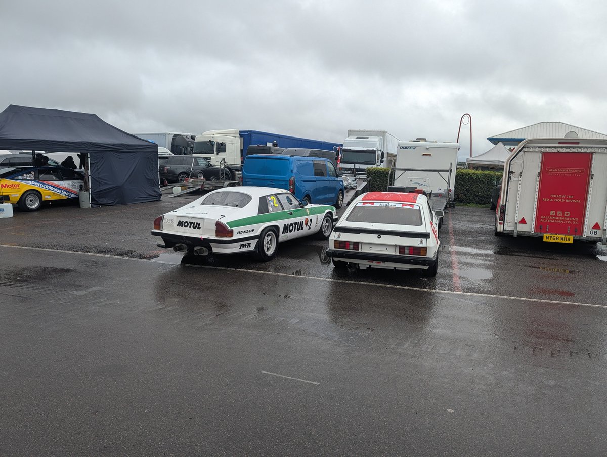 FvdE's tweet photo. Quick Capri's for @adrianfclarke
#AutumnClassic #CastleCombe https://t.co/L5MHD7JbeT