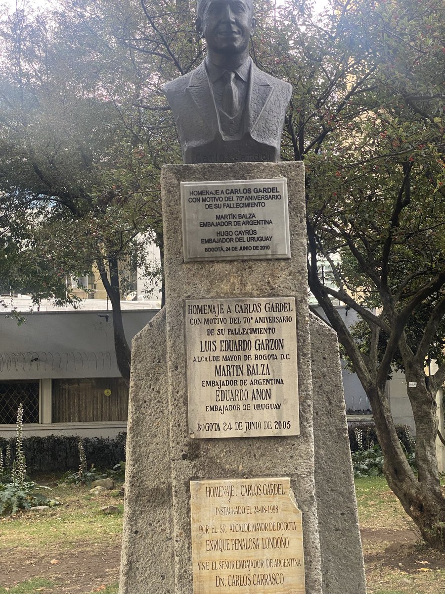 HELIODOPTERO's tweet photo. Bogotá le tiene una estatua al olvidado Carlos Gardel. https://t.co/guTSdVNBKU