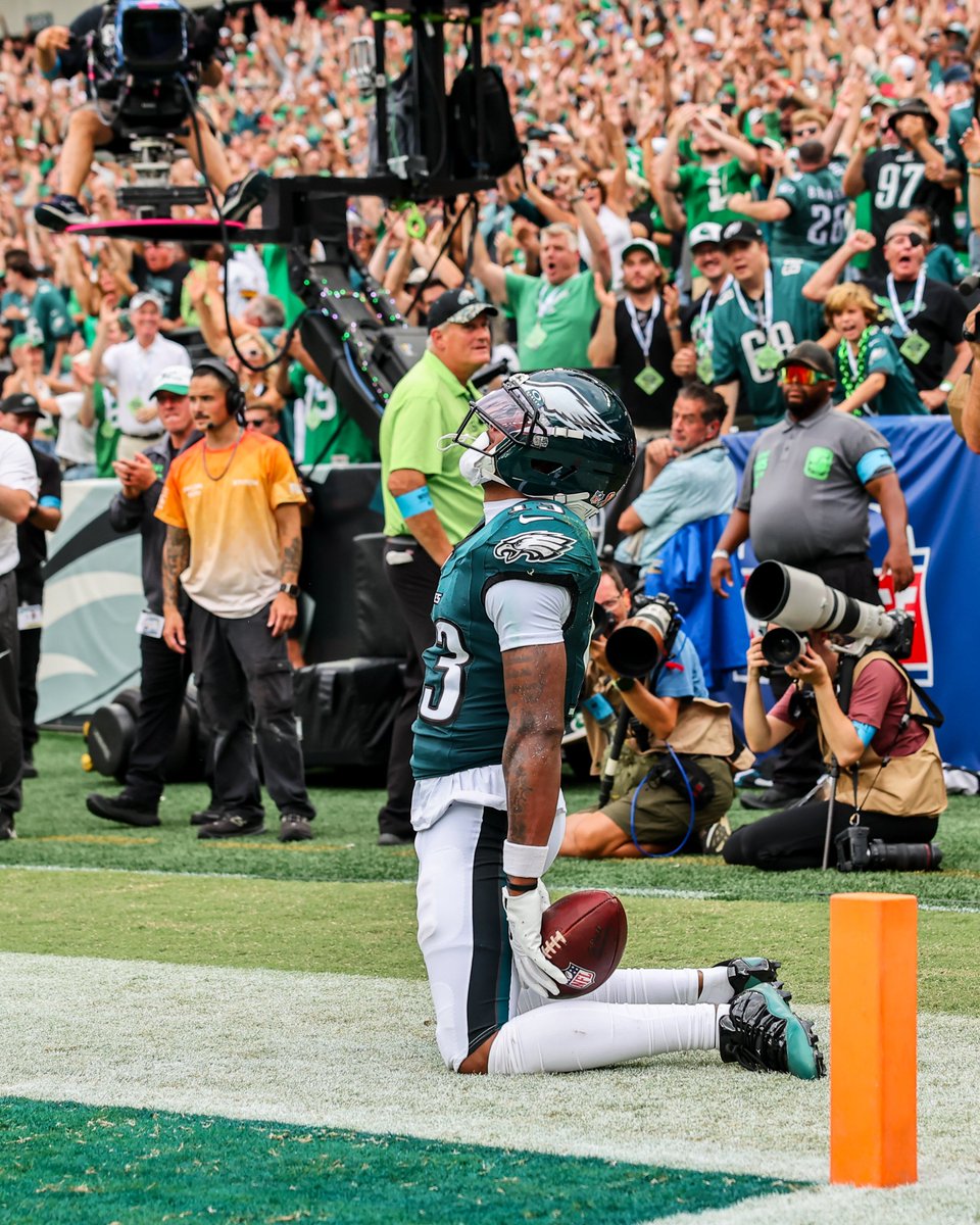 Eagles's tweet photo. First TD as an Eagle https://t.co/UeTkxMRqxt