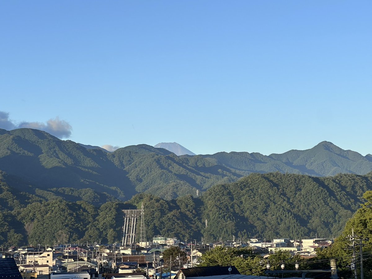 ybsradiofun's tweet photo. おはようございます

今朝の上野原はところどころに雲はありますが久しぶりに青空が広がっています

富士山もしっかり見えています

気温は20.2℃、少しムシムシした感じです

今日もよろしくお願いします

 #909mybs https://t.co/7sHh9OSgpG