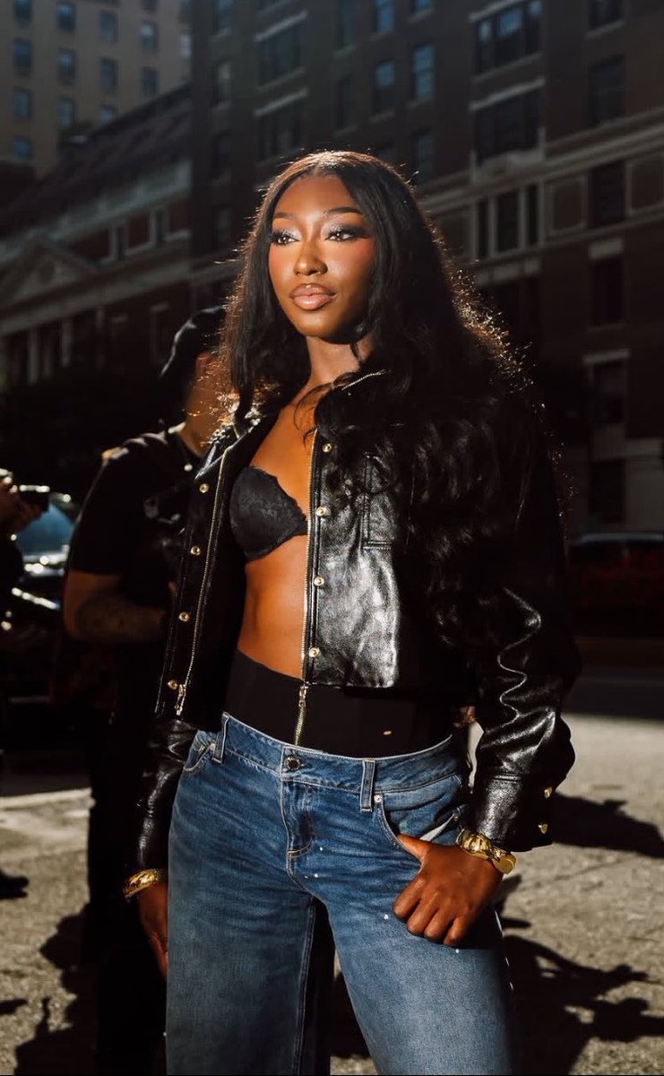 teee8so's tweet photo. Y’all will learn to respect her versatility.
She refuses to be boxed!!!😌🤌🏽 https://t.co/U72h2j5e7O