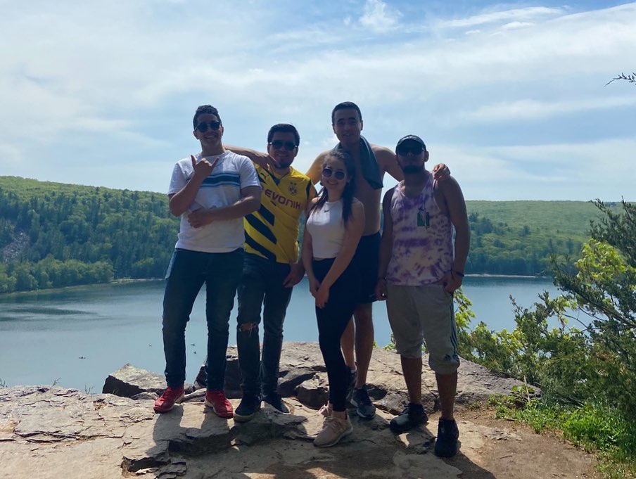 2d2dfrentes's tweet photo. Live in the moment. Smile, laugh, hug your friends tightly, and tell them you love them. Don’t wait for a special occasion. Cherish every minute and take nothing for granted. https://t.co/GsAVuDO9aJ
