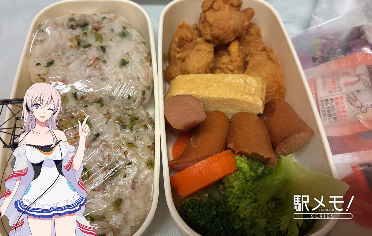 qa_z1l's tweet photo. おはようございます。今週頑張ればシルバーウィークですね。
今日のお弁当は、ふりかけおにぎり、鶏の唐揚げ、卵焼き、ウインナー、ブロッコリーとニンジンの塩茹でです。 https://t.co/etuqGmchbi