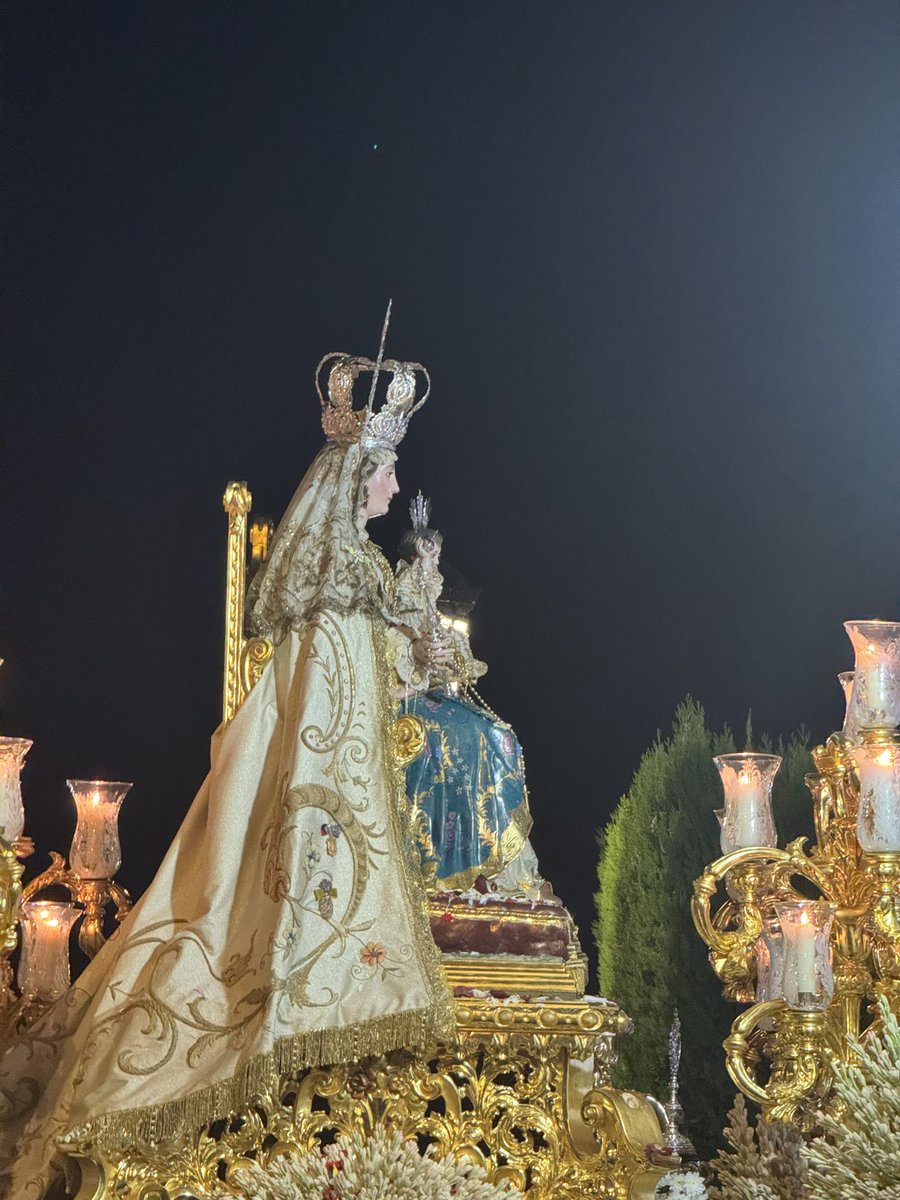 BMlasMercedes's tweet photo. 🔵 Santa María de Consolación continúa avanzando por la calle que lleva su nombre, en esta noche de septiembre.

🎶 “ La Caridad del Arenal”
🎶 “ Y amaneció en tu Albayzín”

#SuenaLasMercedes https://t.co/vxj3izQrUD