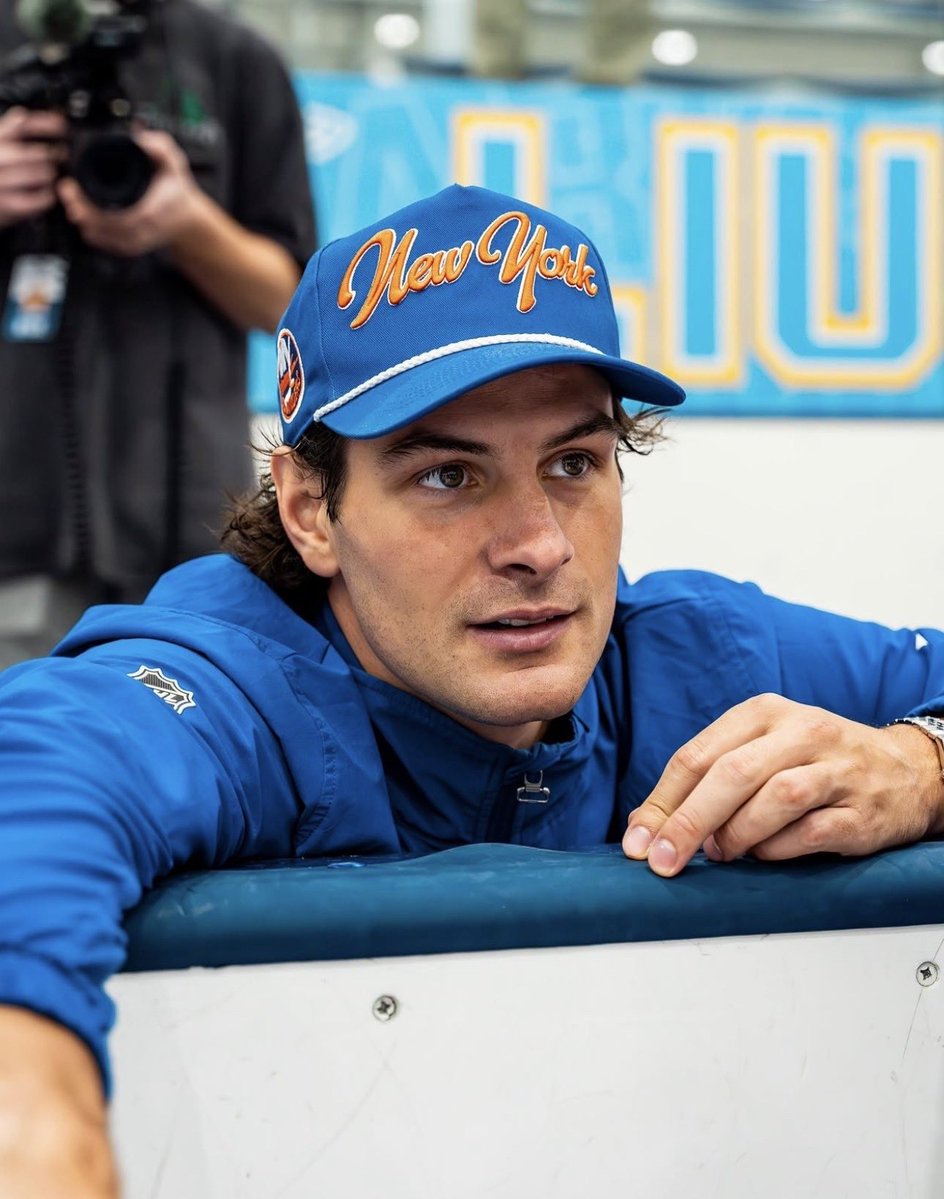 barzyhsx's tweet photo. thank you so much mat barzal hot summer tour https://t.co/CwX4J7gh6a