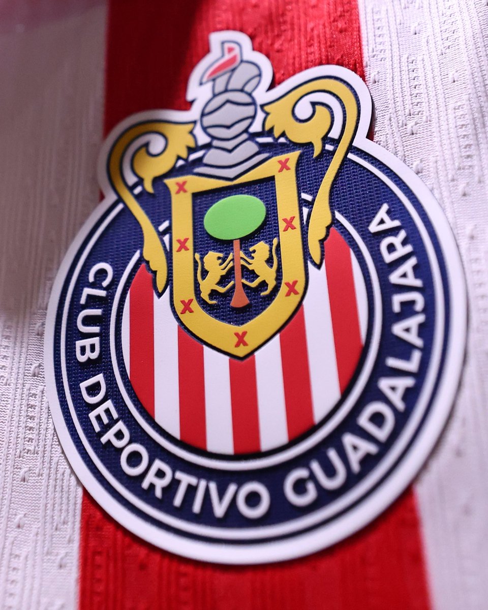 Chivas's tweet photo. ❤️🤍 ¡A DEJAR TODO POR ESTE ESCUDO! 😍 https://t.co/fACh5yyt8Y