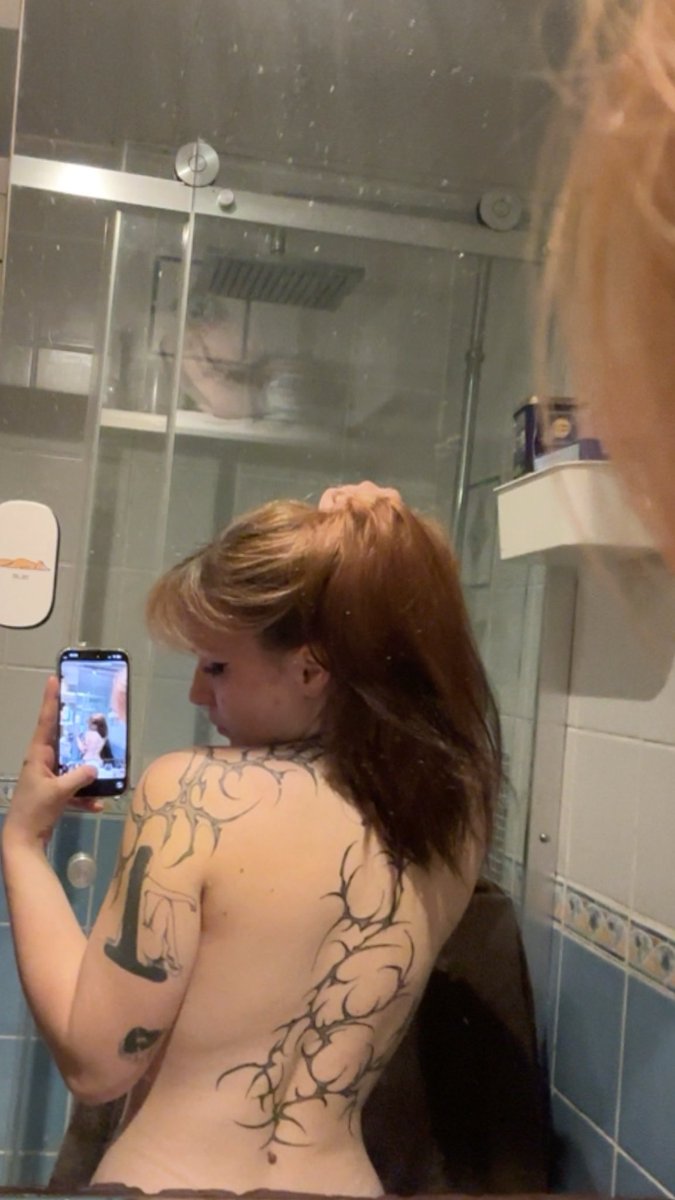 _zouav_'s tweet photo. HOT GIRLS FOR MÉLENCHON 9.0 
muscle mommy edition 
(+ j’vous remet du back tattoo parce que miam) https://t.co/tkRrA0Zr7B