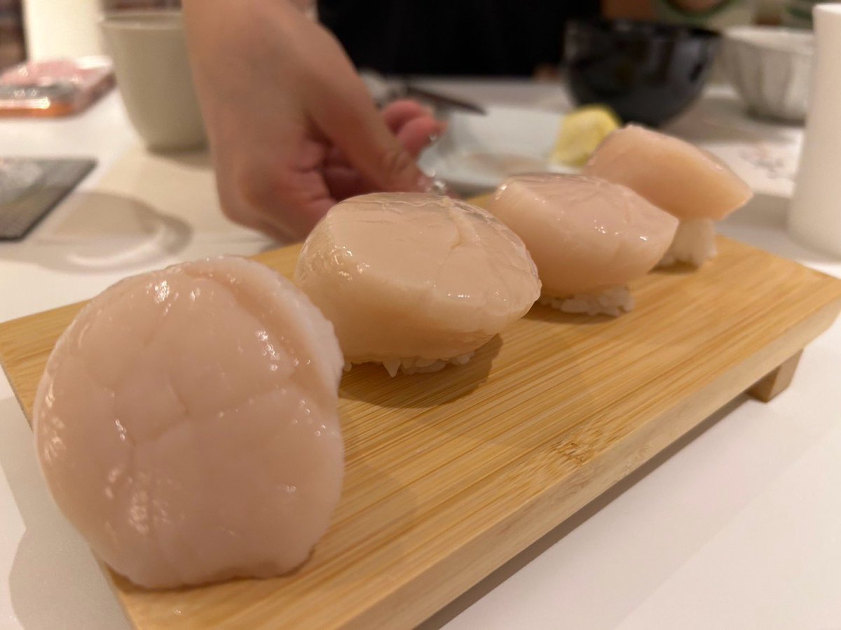 sano_sano_sano_'s tweet photo. 10年来の友人たちと、「選ばれた人がシェフになりきってもてなす」という食事会をしました。今回は寿司を握ったことのない友人の寿司です。1人1万円払って、見たことのないサイズや形の寿司をたらふく食べることができて、最高でした。 https://t.co/wMb3MAidHw