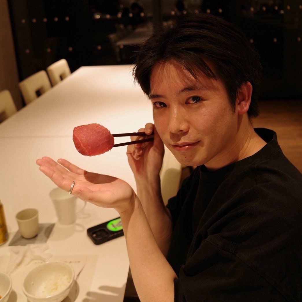 sano_sano_sano_'s tweet photo. 10年来の友人たちと、「選ばれた人がシェフになりきってもてなす」という食事会をしました。今回は寿司を握ったことのない友人の寿司です。1人1万円払って、見たことのないサイズや形の寿司をたらふく食べることができて、最高でした。 https://t.co/wMb3MAidHw