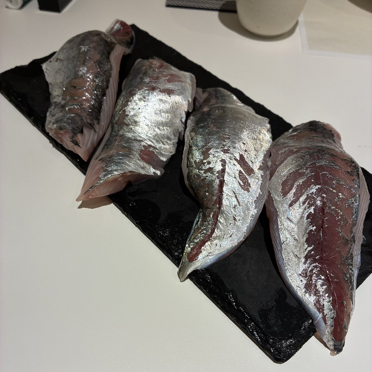 sano_sano_sano_'s tweet photo. 10年来の友人たちと、「選ばれた人がシェフになりきってもてなす」という食事会をしました。今回は寿司を握ったことのない友人の寿司です。1人1万円払って、見たことのないサイズや形の寿司をたらふく食べることができて、最高でした。 https://t.co/wMb3MAidHw