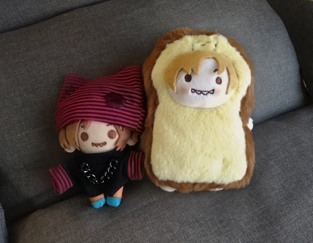 turffire's tweet photo. ここ最近はアーカイブ頼みだったけど、ライブの余韻ひたひただし、今日はちゃんとリアタイで泥船乗船したい⛴️
健康診断近いから晩餐会メニューは泣く泣く諦める😂
あした名古屋公演だよね🎵鬼龍院さんはおうちからじゃなく前入り名古屋からの配信なのかしら？😇
#泥船放送室 https://t.co/sxW1hE860r