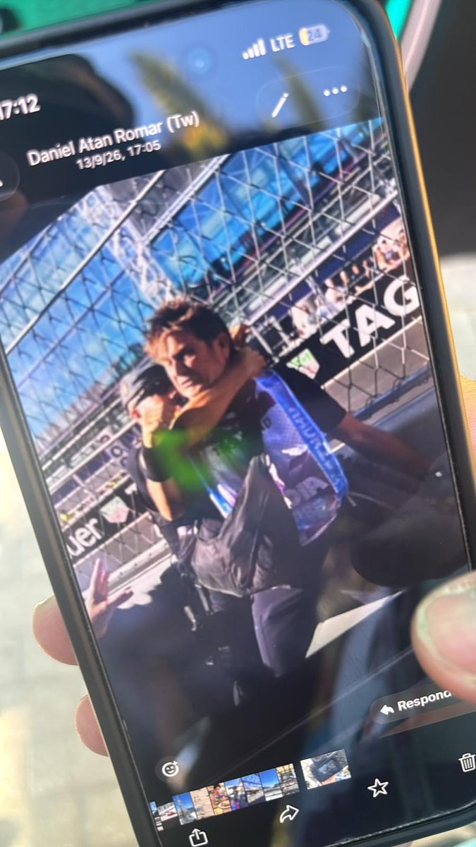 PressRacing's tweet photo. Borrón policial en el GP de España, que no es GP de @madring_oficial 
Este agente de la foto y los vídeos no estuvo en clase cuando Marlaska explicó lo de que la respuesta policial a una agresión debe ser proporcionada. Pues el energúmeno de la boina, agredió y tiró al suelo a un fotógrafo que quería pasar a donde le daba derecho su credencial. Además de las credenciales y peto, va vestido de @WilliamsRacing porque es el oficial del equipo de @Carlossainz55 Si en la agresión le han dañado material, (lleva unos 15.000€ encima) debiera poner una denuncia y pedir la indemnización correspondiente. Se puede ser "burro" pero tanto. Igual quiere que le lleven a Ceuta a defender el solo la frontera