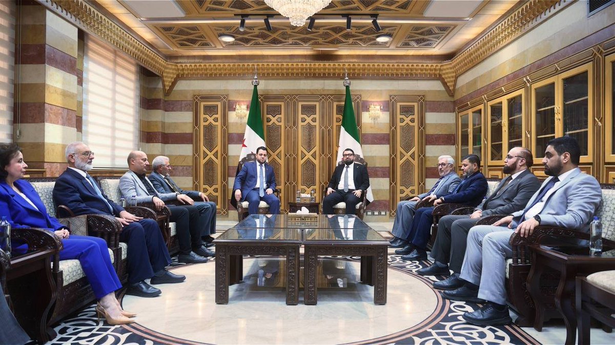 SyrMOf's tweet photo. وزير العدل د. مظهر الويس يستقبل رئيس المحكمة الدستورية العليا د. عصام الخليف والوفد المرافق؛ بحضور أعضاء المجلس الأعلى للقضاء لبحث واقع العمل القضائي والدستوري وتعزيز سيادة القانون.

#الجمهورية_العربية_السورية
#وزارة_العدل https://t.co/aJMYmFLycS