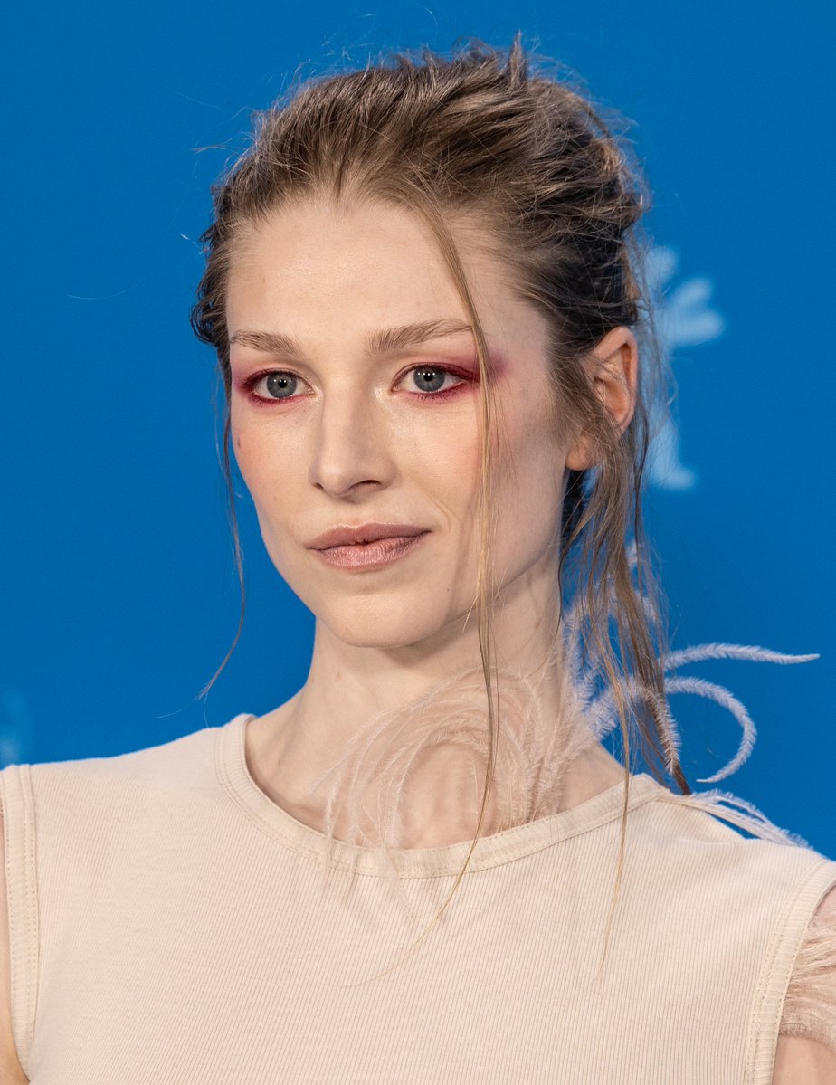 FrameCrave's tweet photo. Hunter Schafer has been cast as Harley Quinn in James Gunn's DC Universe (DCU).

(Source: @Variety) https://t.co/PbMWnmoGHt