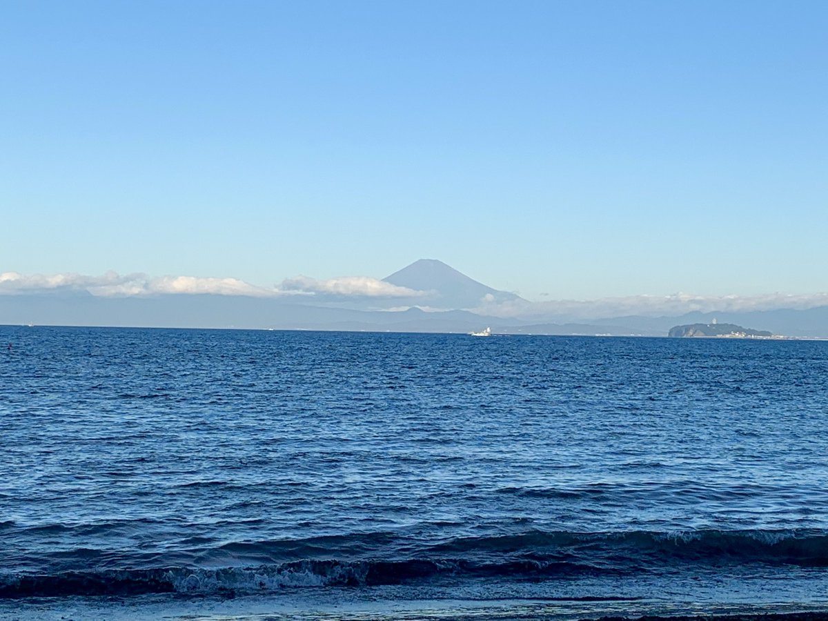 hayamaumisora's tweet photo. 月曜日の朝…
久しぶりの青空…
森戸海岸… https://t.co/788r6zACUN