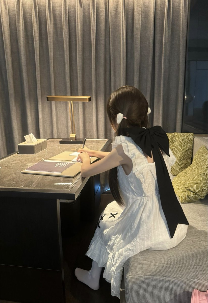 miaojiang77's tweet photo. 总是要耗尽眼泪痛心的上了一课！

 #对镜拍 #睡衣 #蝴蝶结 #白裙ootd￼￼ https://t.co/OhvhPSHQ8q