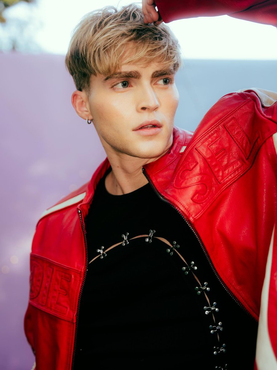 mariolcyrus's tweet photo. Gabi Bermúdez #redleatherjacket #leatherjacket #jacket #redjacket #fetish #leatherjacketfetish #leather #leathermen #leatherman #instagram #men #clothes #menclothes https://t.co/jJ6JiOiUzu