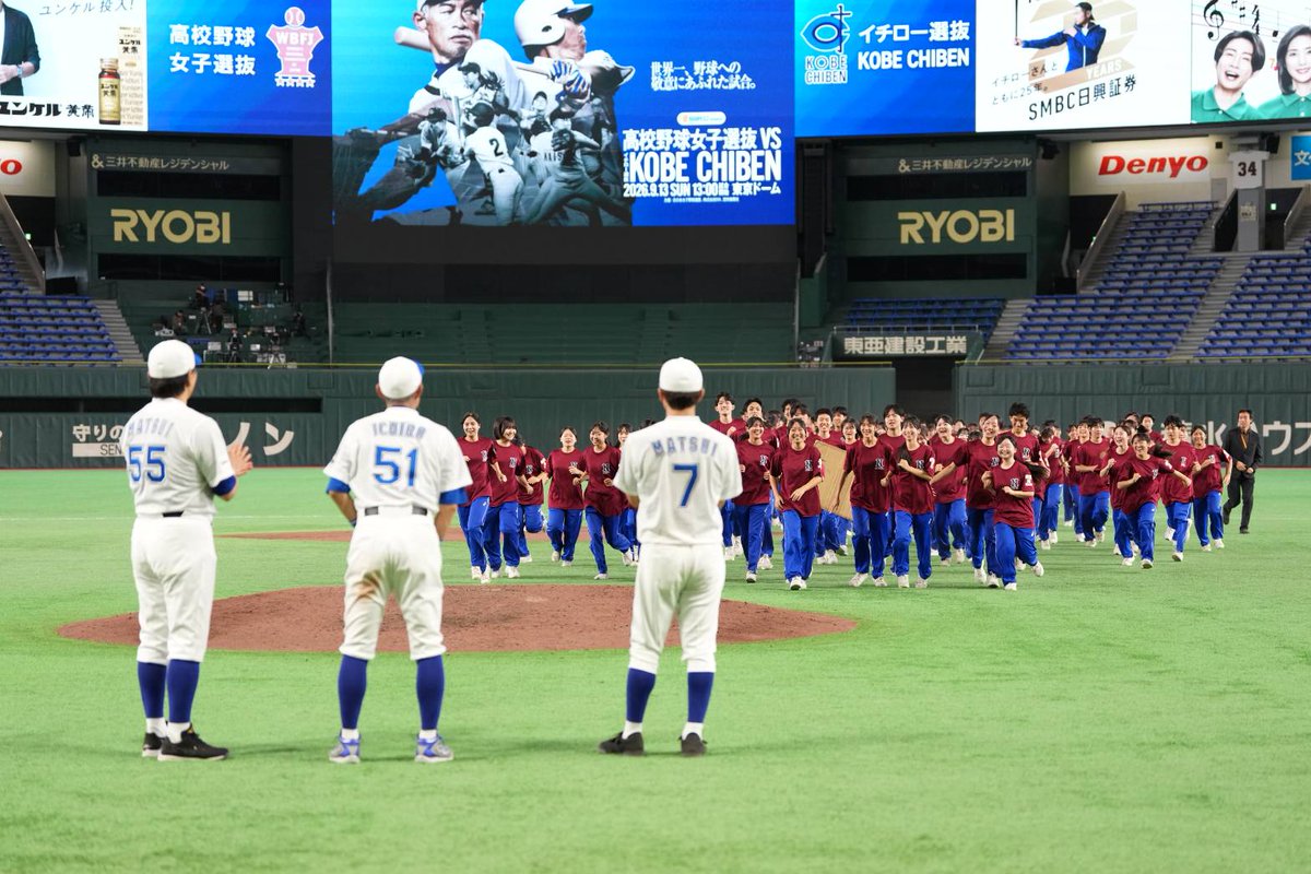 Fullcountc2's tweet photo. 「イチロー選抜 KOBE CHIBEN」vs「高校野球女子選抜」

スタンドを盛り上げた吹奏楽部のメンバーを3人のレジェンドがグラウンドで出迎えました🎺

Photo by Gaku Inoue https://t.co/QNkLBEmnFO