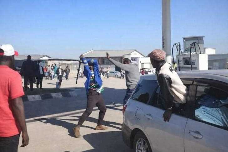 zimbabwewriter's tweet photo. A 29-year-old Mutare man has been sentenced to an effective eight months in prison after assaulting a police officer, taking his baton stick and fleeing.
He was convicted on three counts.
Read more: https://t.co/1wR7fUULy7
#ZimNow #Zimbabwe https://t.co/NthE3HAbzK