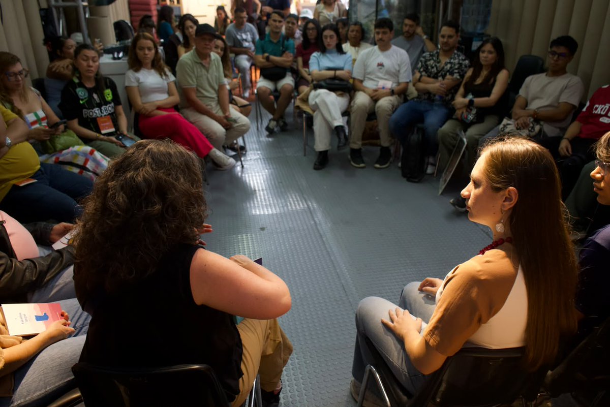 CentroMemoriaH's tweet photo. Avanzamos en esta jornada de la 20.ª Fiesta del Libro y la Cultura de Medellín con el «Micrófono abierto», un espacio que da lugar a quienes quieren compartir, en voz alta, sus propios textos sobre memoria histórica.

Palabras que también cuentan historias: textos nacidos de experiencias, recuerdos y reflexiones que encontraron un lugar para ser escuchados y conversar sobre cómo surgieron.

Seguimos abriendo espacios para escuchar, reconocer y sumar voces a la memoria de Colombia.