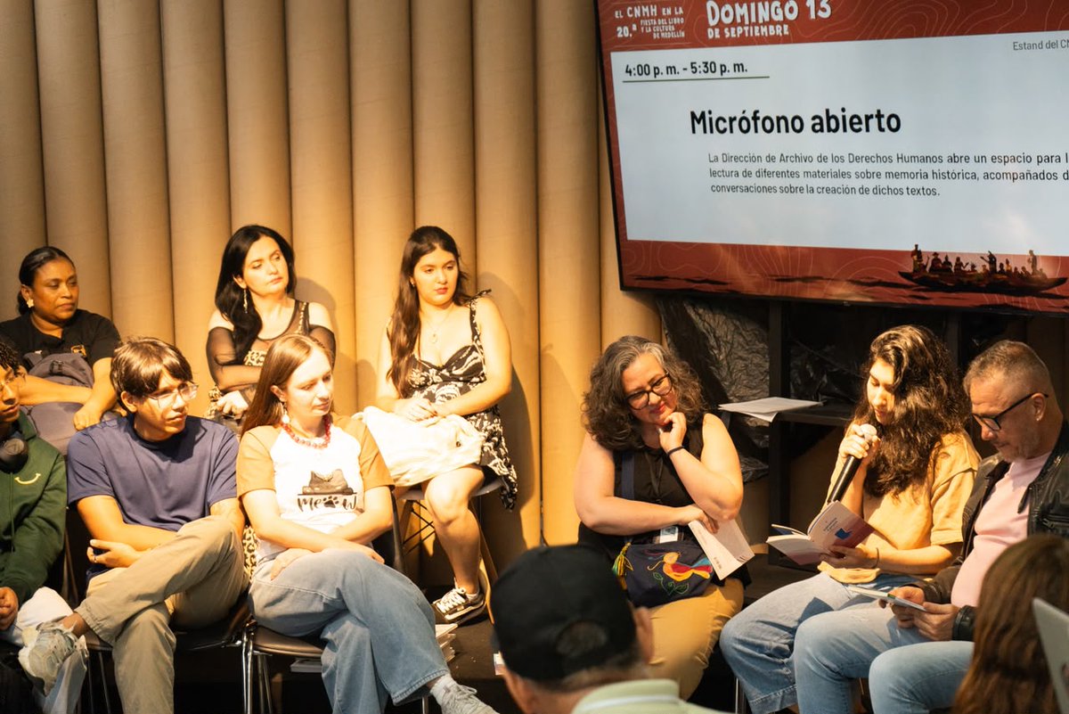 CentroMemoriaH's tweet photo. Avanzamos en esta jornada de la 20.ª Fiesta del Libro y la Cultura de Medellín con el «Micrófono abierto», un espacio que da lugar a quienes quieren compartir, en voz alta, sus propios textos sobre memoria histórica.

Palabras que también cuentan historias: textos nacidos de experiencias, recuerdos y reflexiones que encontraron un lugar para ser escuchados y conversar sobre cómo surgieron.

Seguimos abriendo espacios para escuchar, reconocer y sumar voces a la memoria de Colombia.