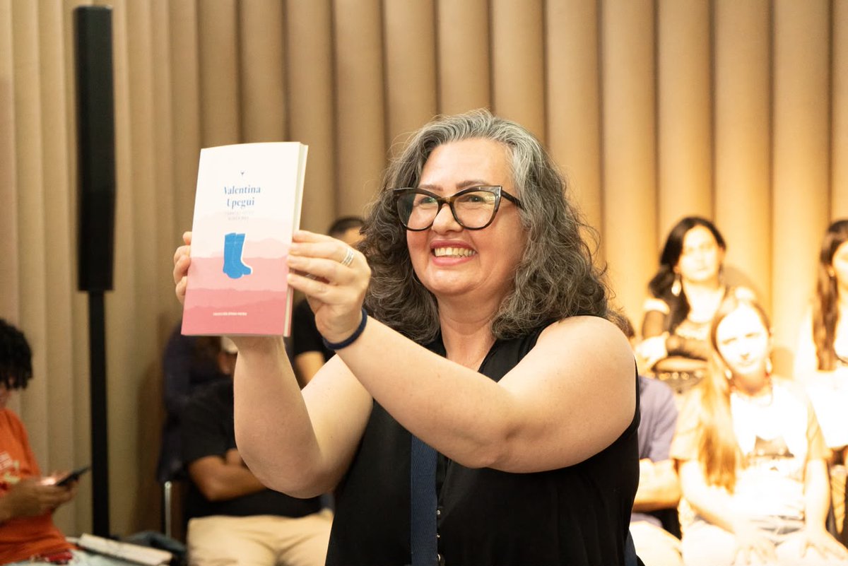 CentroMemoriaH's tweet photo. Avanzamos en esta jornada de la 20.ª Fiesta del Libro y la Cultura de Medellín con el «Micrófono abierto», un espacio que da lugar a quienes quieren compartir, en voz alta, sus propios textos sobre memoria histórica.

Palabras que también cuentan historias: textos nacidos de experiencias, recuerdos y reflexiones que encontraron un lugar para ser escuchados y conversar sobre cómo surgieron.

Seguimos abriendo espacios para escuchar, reconocer y sumar voces a la memoria de Colombia.