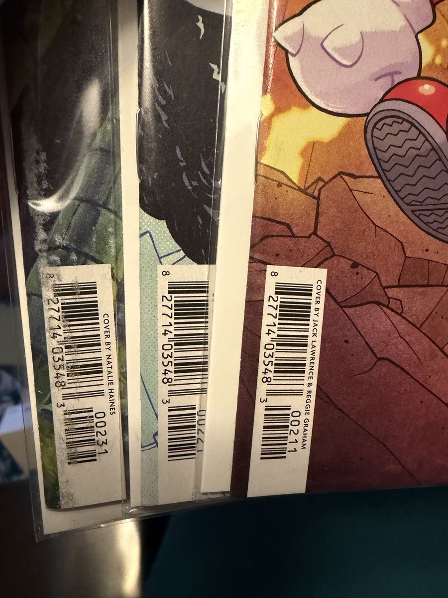 MikeOstRVA's tweet photo. @nickmarino @IDWPublishing @Ls1389 Curious if any of the RI covers you received were scuffed up? Mine sadly looks like it's been through the ringer. Wonder if I somehow got one of those truck accident copies. https://t.co/5mTXzZdHyo