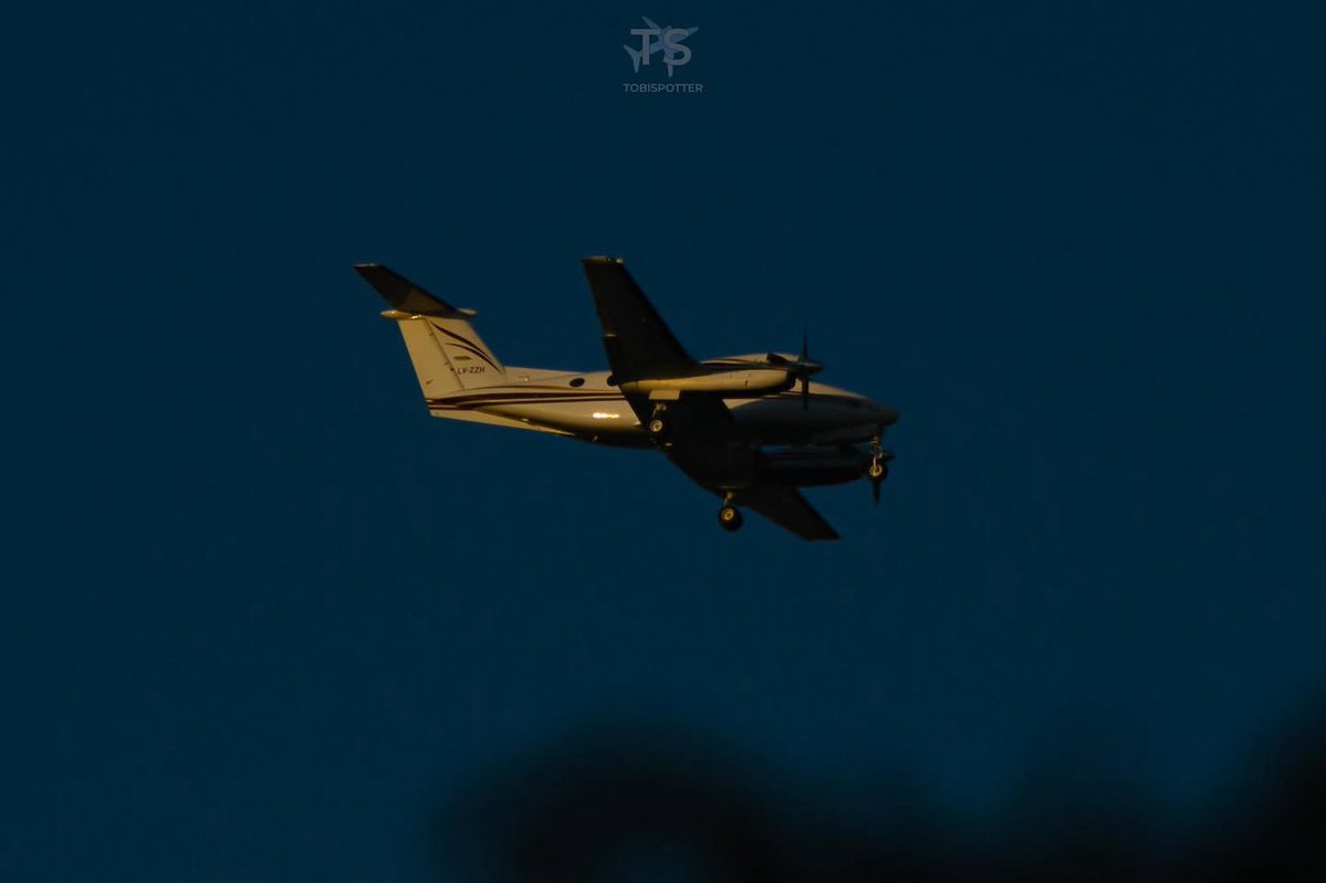 cflupianez's tweet photo. Terminamos el domingo con una hermosa fotografía que nos sacó Tobias @tobisspotter haciendo Circuitos en El Palomar con un Grandote.
Muchas Gracias.
#beechcraft #kingair #beechcraftkingair #kingair200 #pilottraining @controladores.elpalomar https://t.co/7Z4DelGPi4