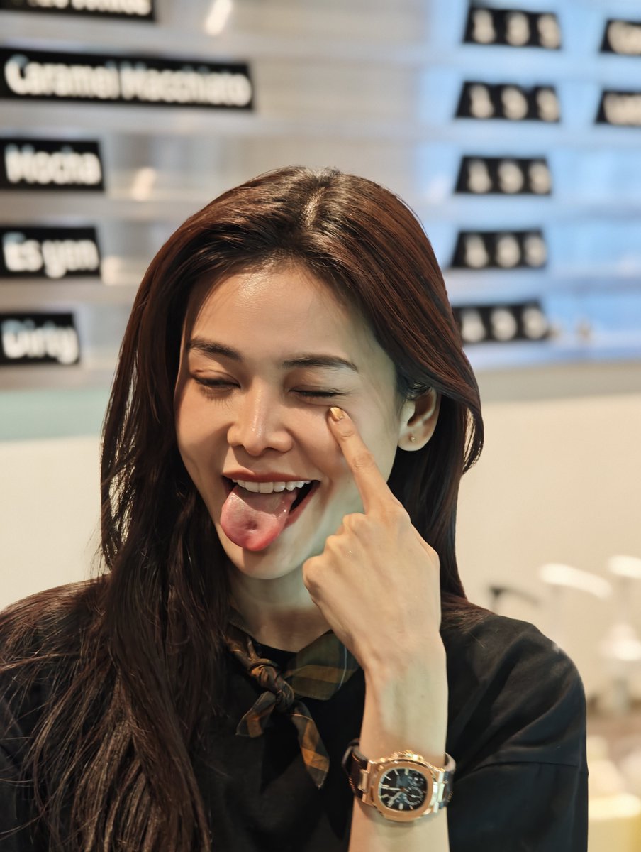 charnuuka's tweet photo. eu amo essa marquinha de quando ela tinha piercing na língua 🥹 https://t.co/ZD9AiP5kRo
