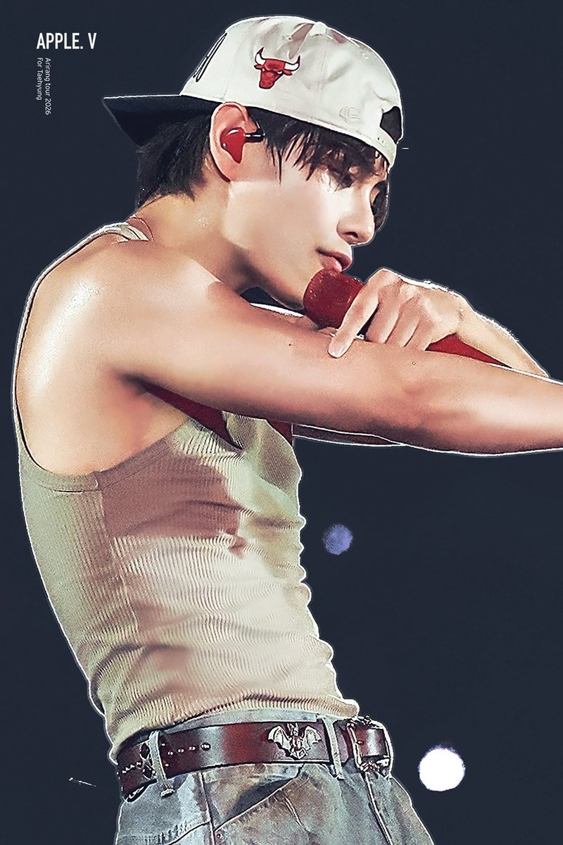 taehyvngpics's tweet photo. KIM TAEHYUNG IS SO PERFECT https://t.co/ZRlneut13d