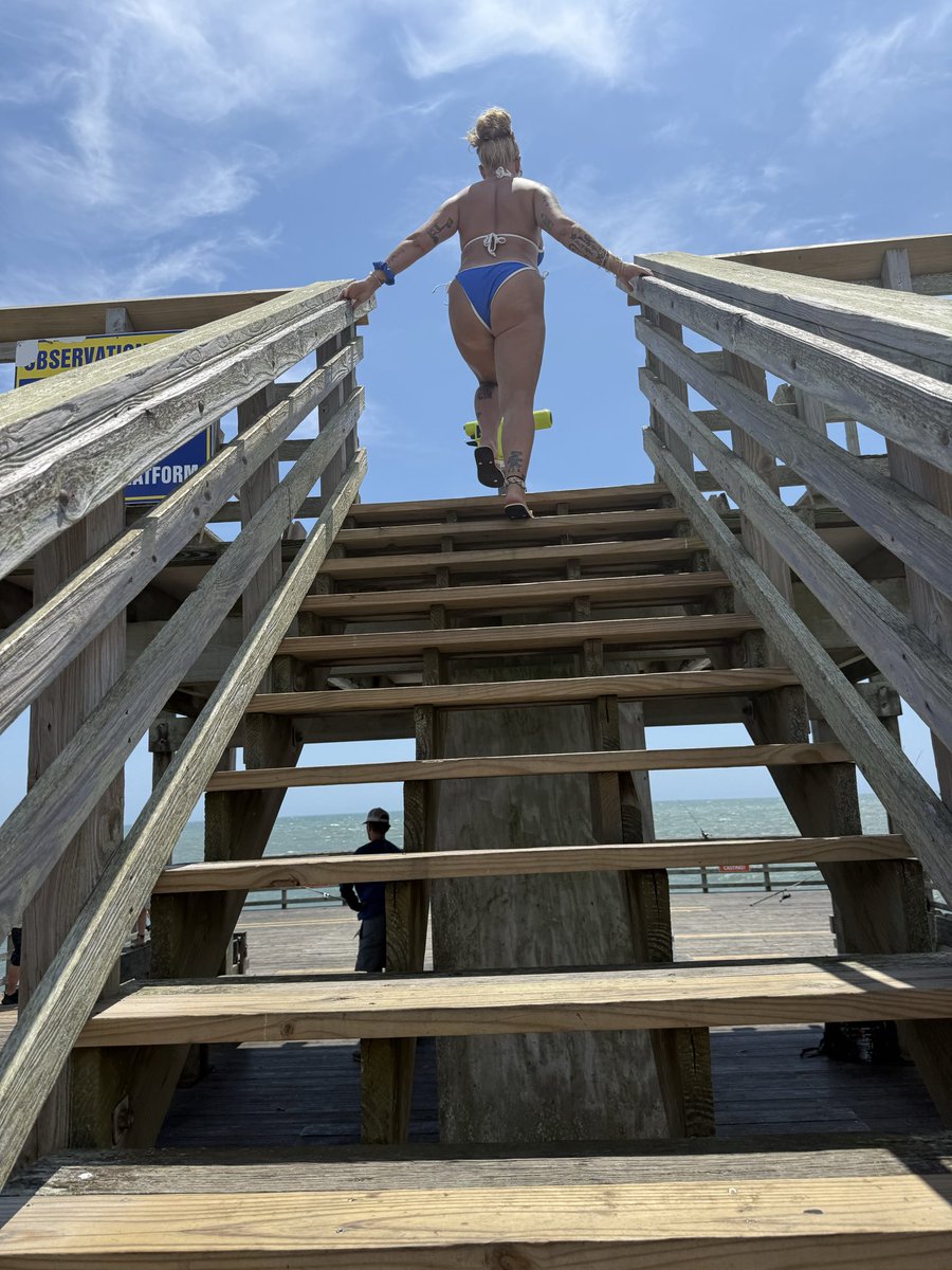 FrostysCandy's tweet photo. Who doesn’t enjoy a good beach day? https://t.co/myHMPn0K1h