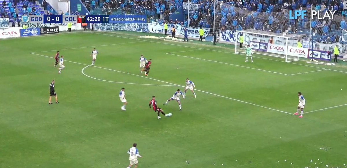 BrianWB10's tweet photo. Este es el offside que cobran para anular el gol de #Colón ante Godoy Cruz en Mendoza. Una vergüenza, es demasiado alevoso. https://t.co/nhzebnv70o