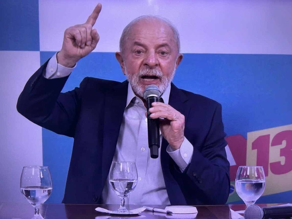 Higordopovo's tweet photo. Lula em live no Zoom hoje:

"Pô, eles me chamam de ladrão... Ladrão é ele, porra! Eu tenho uma casa de R$ 500 mil e ele tem uma mansão de R$ 6 milhões. Meu carro vale R$ 130 mil e ele tem carro de R$ 1 milhão. Meu patrimônio é de R$ 5 milhões — e olha que tive que fazer muita palestra pelo mundo pra conseguir esse dinheiro. O dele é de R$ 15 milhões sem nunca ter trabalhado! De onde vem esse dinheiro? Ô cara, de onde você tirou tanto dinheiro? Tirou do INSS, do Banco Master ou do Comando Vermelho?"