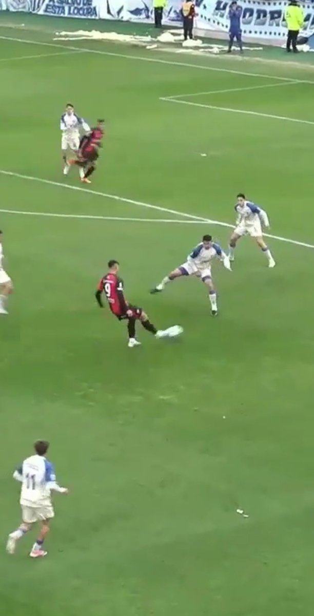 MartinRavera1's tweet photo. @BrianWB10 Los dos offside que cobra, habilitado ambos, el primero es escandaloso, es hora que pongan la plata en afa, ahi se ganan los partidos https://t.co/Sj2J2c82Ma