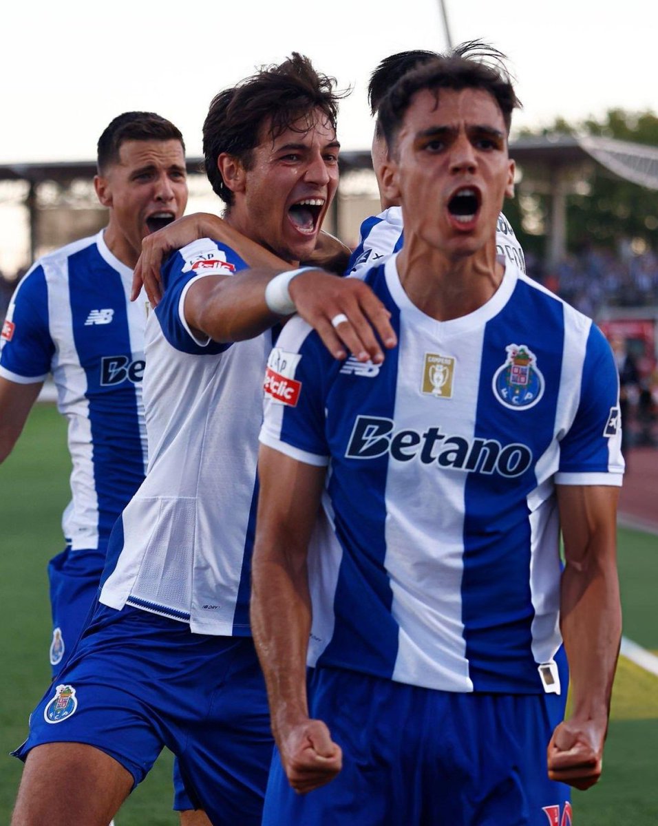 evaprop's tweet photo. Domingo temos que ser mais Porto que nunca, não é sobre meter os rivais a 4 e 5 pontos, é sobre saber, uma semana antes, que vai ser contra tudo e todos, como sempre foi e sempre será.

VAMOS MEU PORTO! 💙 https://t.co/LcFC2J9rVr